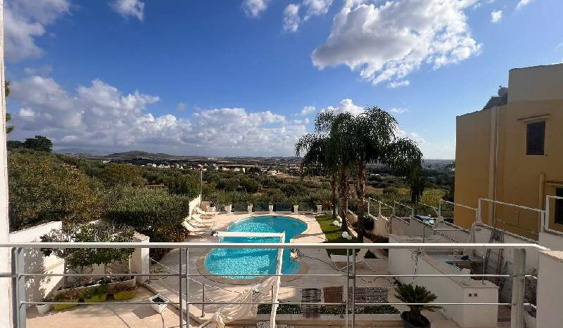 Villa of 300 M2 with pool and view on the islands