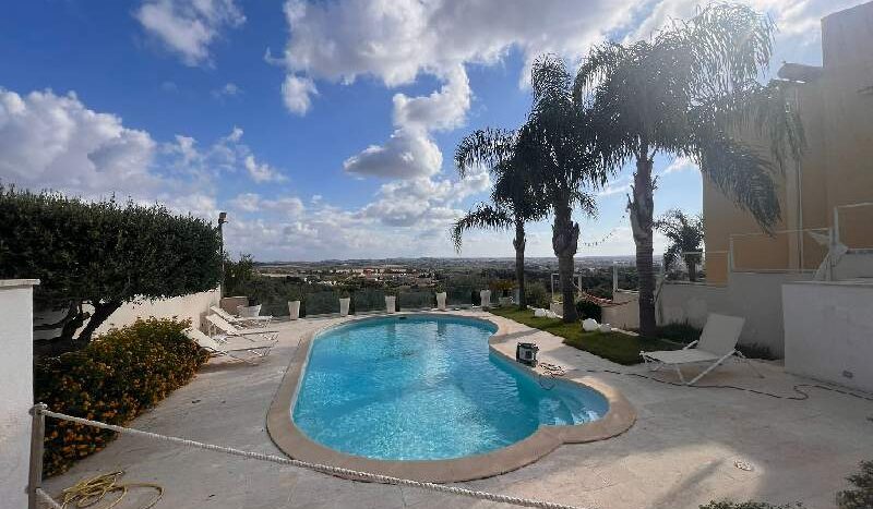 Villa of 300 M2 with pool and view on the islands