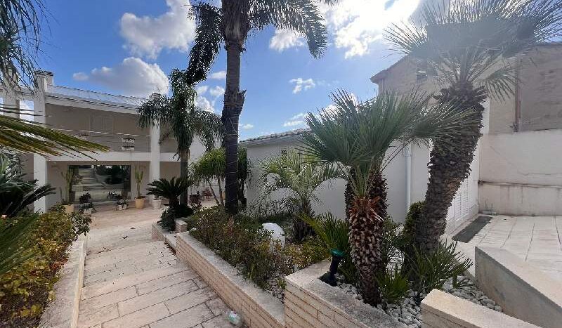 Villa of 300 M2 with pool and view on the islands