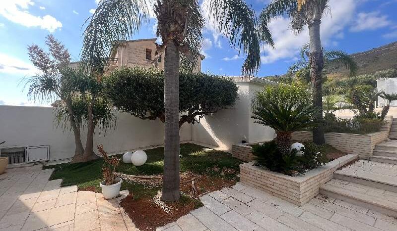 Villa of 300 M2 with pool and view on the islands