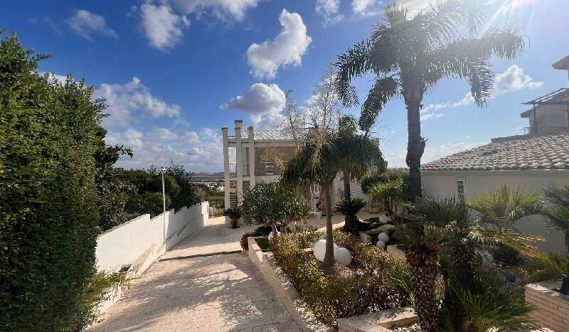 Villa of 300 M2 with pool and view on the islands