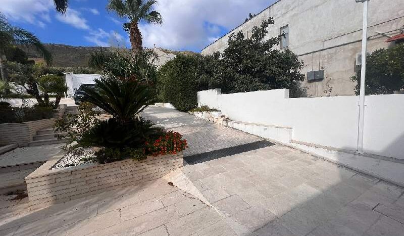 Villa of 300 M2 with pool and view on the islands