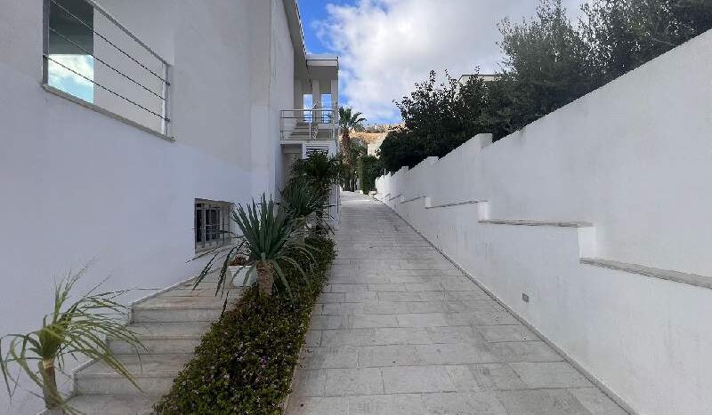 Villa of 300 M2 with pool and view on the islands