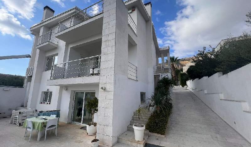 Villa of 300 M2 with pool and view on the islands